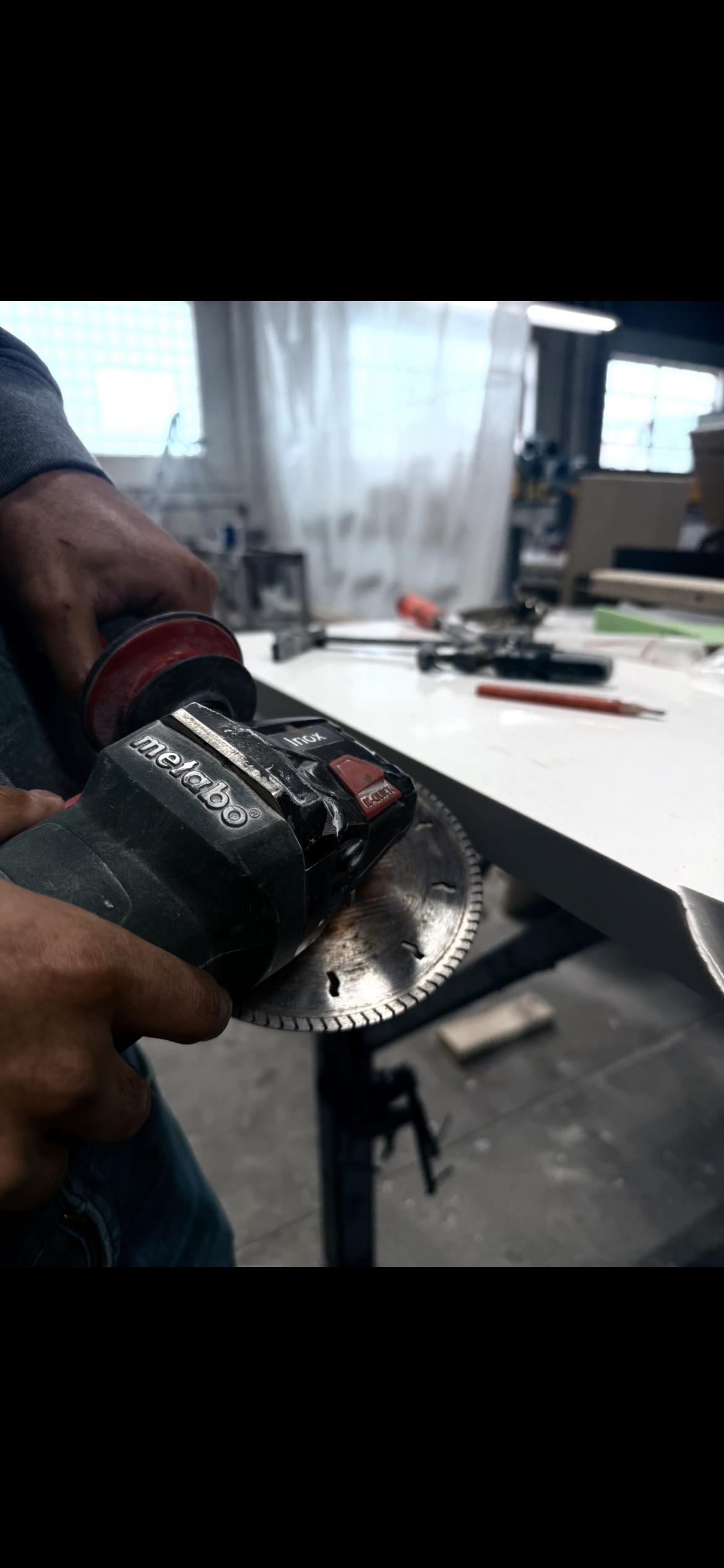 Hand polishing stone